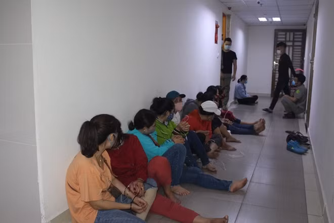 Các con bạc bị bắt tại chỗ.