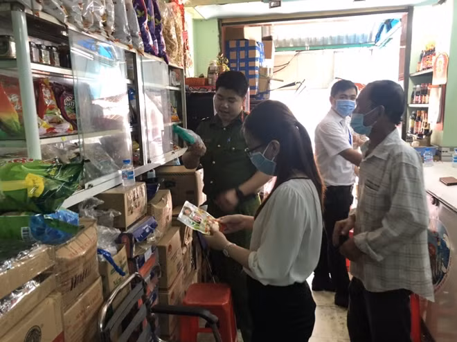 Kiểm tra chất lượng thực phẩm chay tại một cơ sở.