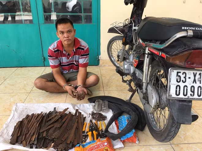 Quang cùng số tang vật bị thu giữ tại tiệm sửa xe.