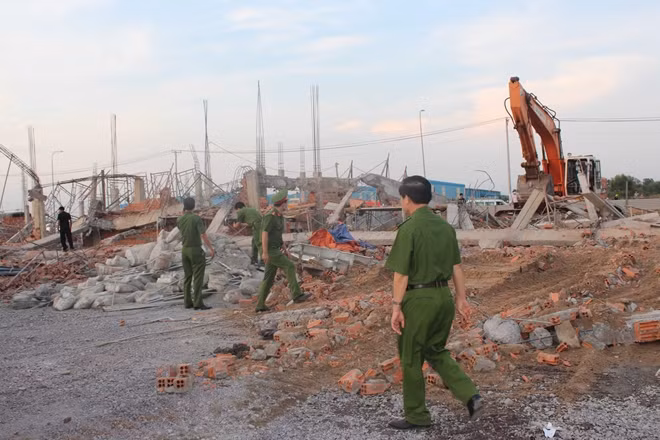 Công an Đồng Nai thu thập dấu vết, điều tra hiện trường vụ tai nạn.