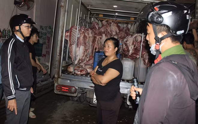 Thịt heo trên xe ô tô chuẩn bị đưa đi tiêu thụ.