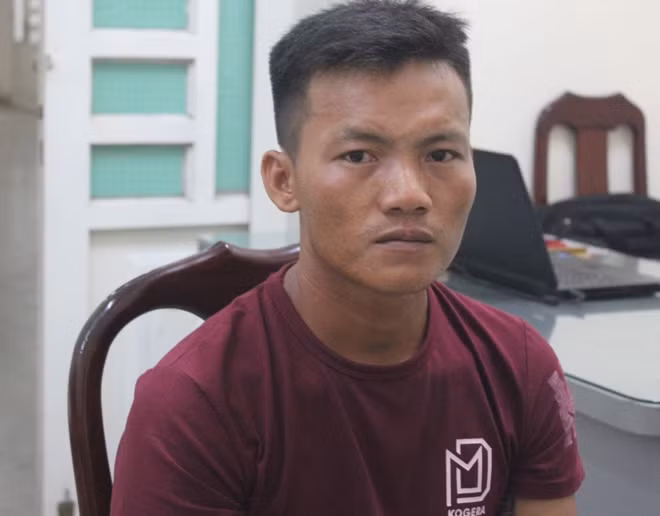 Mậu tại cơ quan công an.