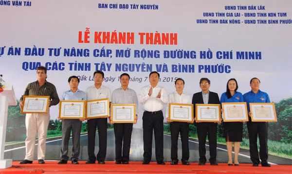 Bộ trưởng Bộ GTVT Đinh La Thăng tặng Bằng khen các tập thể, cá nhân.