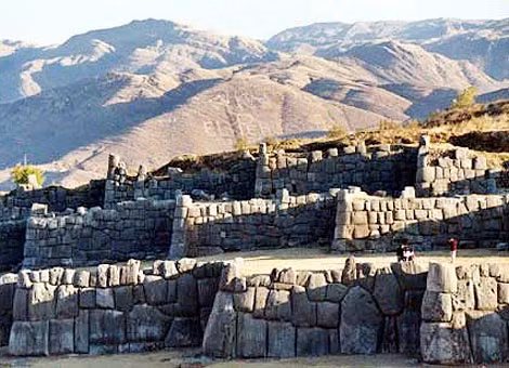 Pháo đài Sacsayhuaman được đồn đoán do quỷ dữ xây dựng. Pháo đài Sacsayhuaman được đồn đoán do quỷ dữ xây dựng.