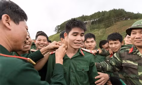 Binh nhất Hoàng Văn Thảo, Lữ đoàn 293 của Binh chủng Công binh là người đầu tiên phá vỡ vách ngăn tiếp cận các nạn nhân.