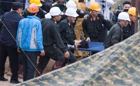 Nạn nhân đầu tiên nhanh chóng được đưa vào khu cấp cứu cách ly. Không khí ngập tràn cảm xúc trong tiếng kêu thất thanh của người nhà nạn nhân.