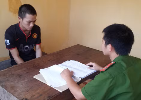 Lấy lời khai đối tượng Nguyễn Xuân Chiến.