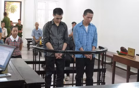 Hai bị cáo Hiển (phải) và Long tại phiên xử.