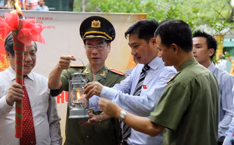 BTC chương trình Vinh quang Việt Nam tiếp nhận ngọn lửa truyền thống từ Khu di tích Hồ Chí Minh.