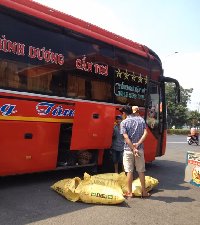 Xe dù đón khách gần trạm xăng, phường Hiệp Thành, TP Thủ Dầu Một