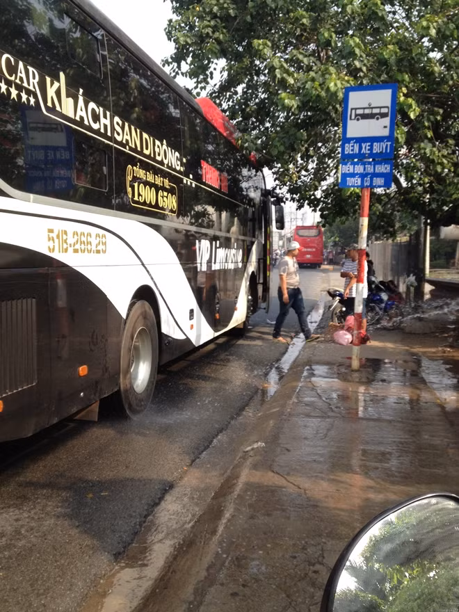 Xe dù, bến cóc gần ngã tư Cầu Ông Bố