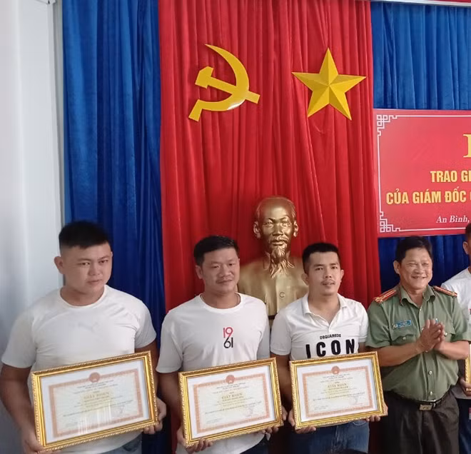 Các cá nhân được khen thưởng
