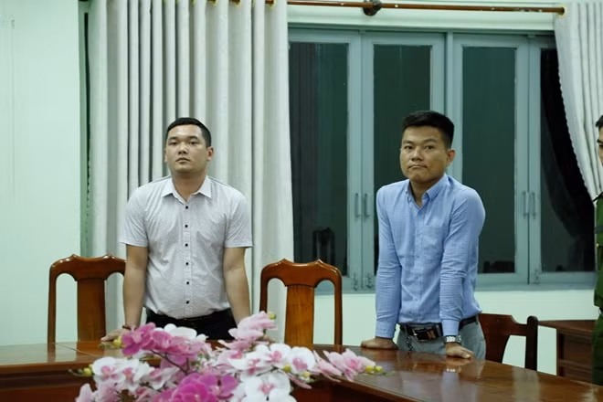 Hai đối tượng khi bị bắt giữ.