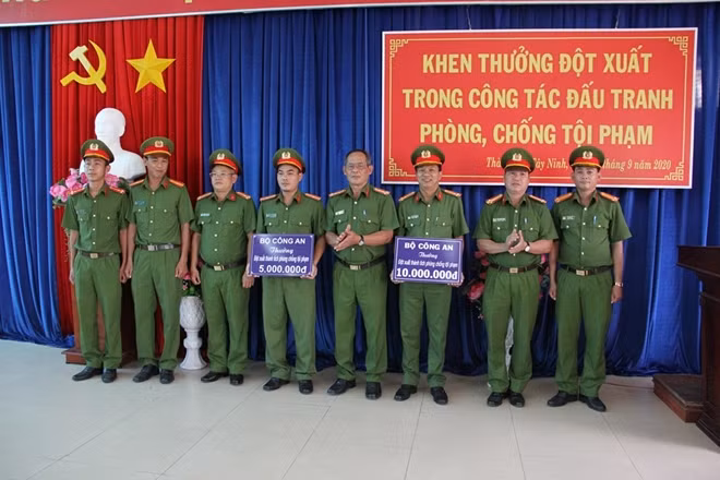 Các tập thể được khen thưởng