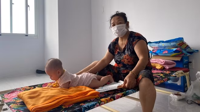 Người thân vào chăm sóc các bé (ảnh CTV)