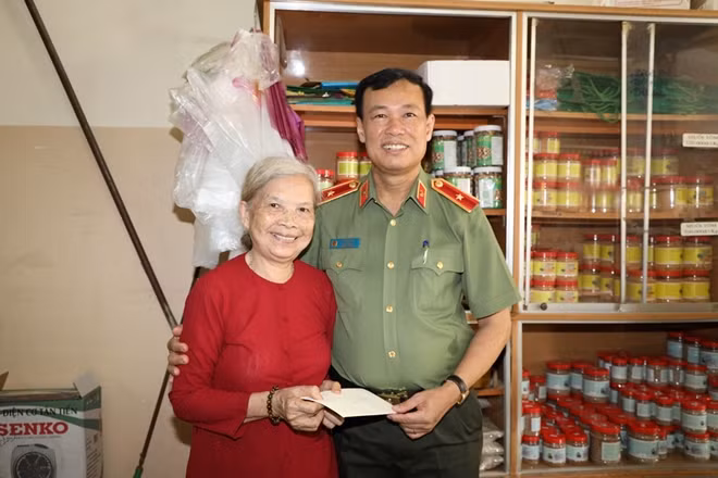 Thứ trưởng Lê Tấn Tới ân cần thăm hỏi, tặng quà Thượng tá Lương Thị Tâm