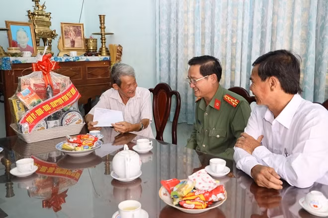 Đại tá Nguyễn Văn Trãi ân cần thăm hỏi, tặng quà gia đình chính sách