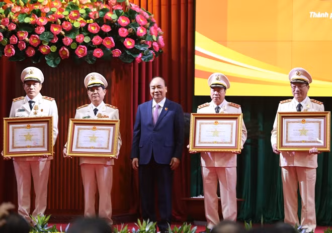 Thủ tướng Chính phủ Nguyễn Xuân Phúc trao Quyết định của Chủ tịch nước tặng thưởng Huân chương Quân công hạng Nhất, Nhì cho các đồng chí Thứ trưởng Bộ Công an