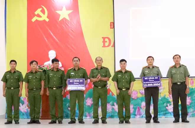 Đại tá Lý Hồng Sinh trao thưởng tiền cho các tập thể