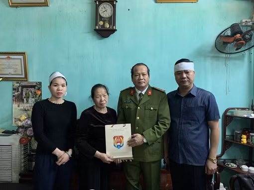 Đại học CSND thăm hỏi, tặng quà gia đình 3 liệt sỹ hy sinh ở Đồng Tâm