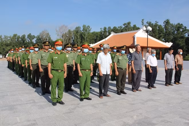 Các đại biểu tham dự lễ dâng hương