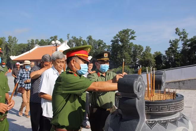 Các đại biểu thắp hương tưởng niệm các anh hùng, liệt sỹ