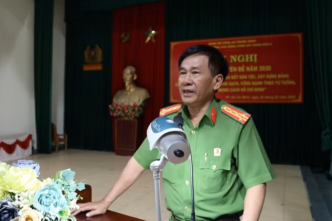 Đại tá Nguyễn Văn Hùng phát biểu tại hội nghị