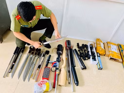 Phát hiện 17 vụ mua bán vũ khí thô sơ, công cụ hỗ trợ qua mạng