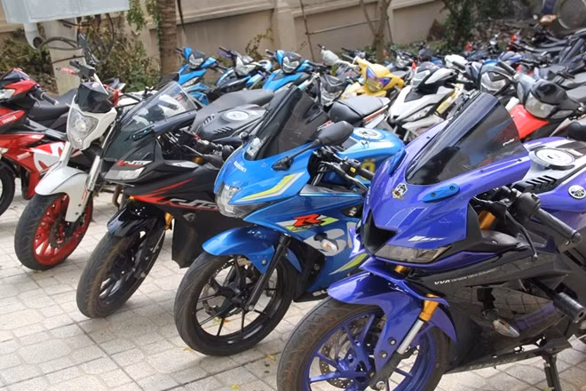 Các xe mô tô đua xe trái phép bị tạm giữ