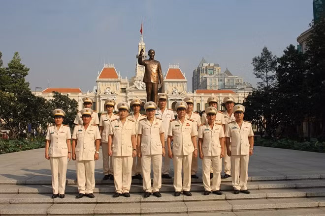 Công an TP Hồ Chí Minh chụp ảnh lưu niệm tại tượng đài Bác Hồ