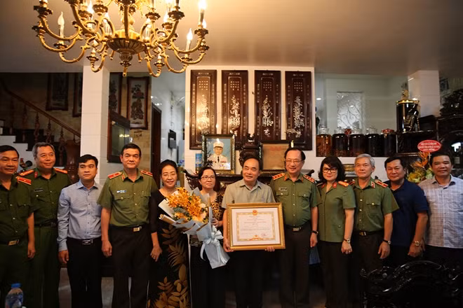Thứ trưởng Nguyễn Văn Thành tặng hoa chúc mừng, chụp ảnh lưu niệm cùng Thượng tướng Bùi Quang Bền và các đại biểu