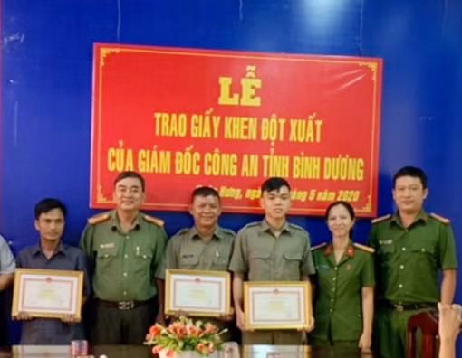 Hai cô gái cùng người dân truy đuổi bắt cướp ảnh 2