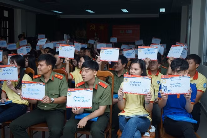 Đoàn viên các đơn vị tham gia Hội thi 90 năm tự hào tiến bước dưới cờ Đảng