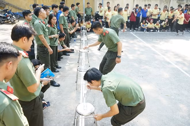 Cán bộ, chiến sỹ thanh gia sôi nổi các trò chơi dân gian