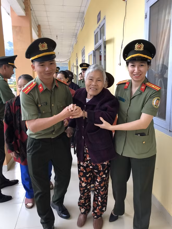 Cán bộ, chiến sỹ ân cần đưa người già vào nhận quà