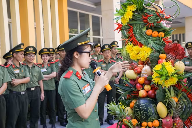 Học viên thuyết trình về phần thi mâm ngũ quả ngày Tết