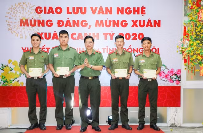Thiếu tướng Đặng Văn Đoài tặng quà cho các học viên trực Tết