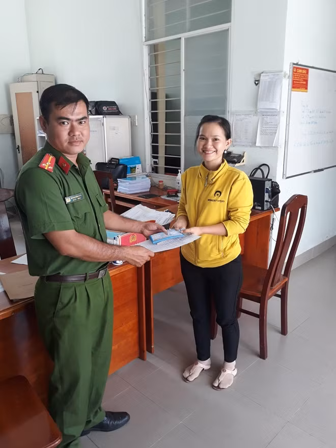 Công an phường Ninh Sơn trao trả tài sản cho chị Hoàng
