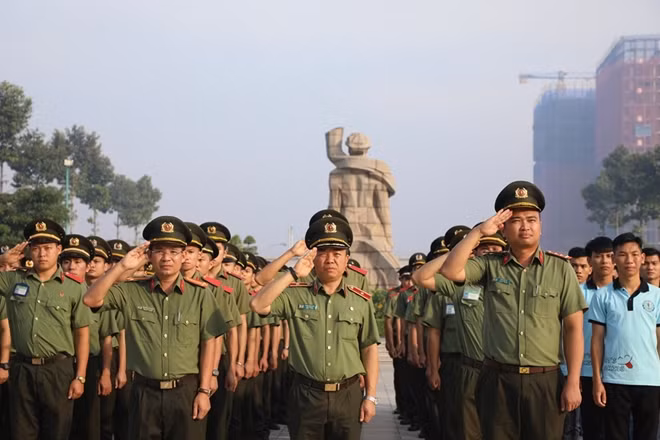 Đoàn tưởng niệm, dâng hương tri ân các anh hùng, liệt sỹ Nghĩa trang Liệt sỹ TP Hồ Chí Minh