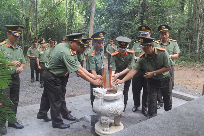 Đoàn dâng hương tri ân các anh hùng, liệt sỹ Nghĩa trang Liệt sỹ Quốc gia Đồi 82 và Bia Truyền thống Trường ANTƯ Cục miền Nam