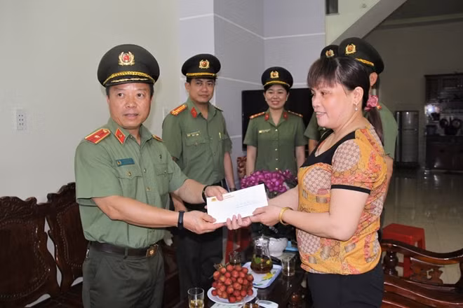 Thiếu tướng PGS,TS. Phan Xuân Tuy tặng quà gia đình chính sách