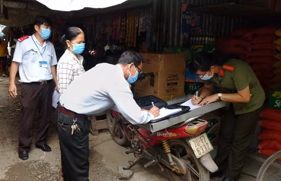 Lực lượng chức năng xử phạt người không đeo khẩu trang nơi công cộng Lực lượng chức năng xử phạt người không đeo khẩu trang nơi công cộng