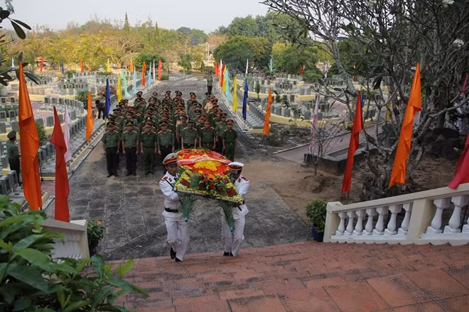 Công an Tây Ninh dâng hoa tri ân anh hùng, liệt sỹ