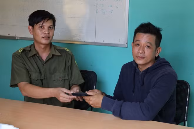 Anh Trí trả lại tài sản cho anh Đại