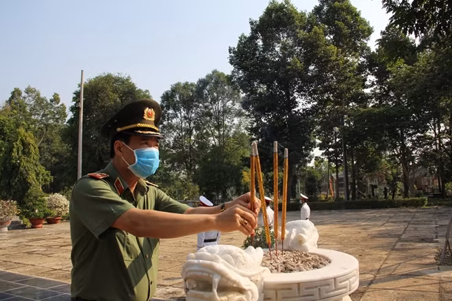 Thứ trưởng Lê Tấn Tới dâng hương tri ân các Anh hùng, Liệt sĩ