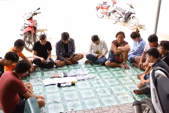 Các đối tượng cùng tang vật thu giữ