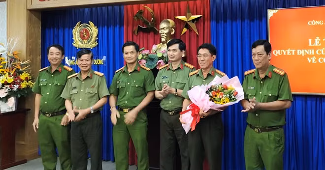 Ban Giám đốc Công an tỉnh tặng hoa chúc mừng Đại tá Nguyễn Trọng Nghĩa
