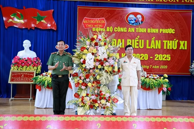 Thứ trưởng Lê Tấn Tới tặng hoa chúc mừng Đại hội