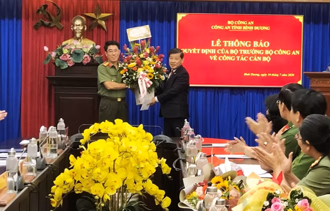 Ông Trần Thanh Liêm tặng hoa chúc mừng Đại tá Nguyễn Trọng Nghĩa