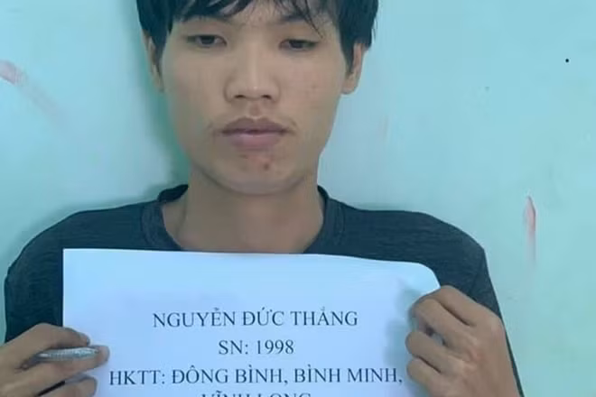 Đối tượng cùng tang vật (ảnh do Công an cung cấp)